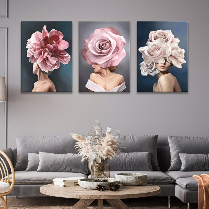 Fonds mockups Tableau visage de femme couvert de roses sur le mur d'un salon de style classique dans les tons gris avec un grand canapé d'angle et une table basse en bois décorée de plantes