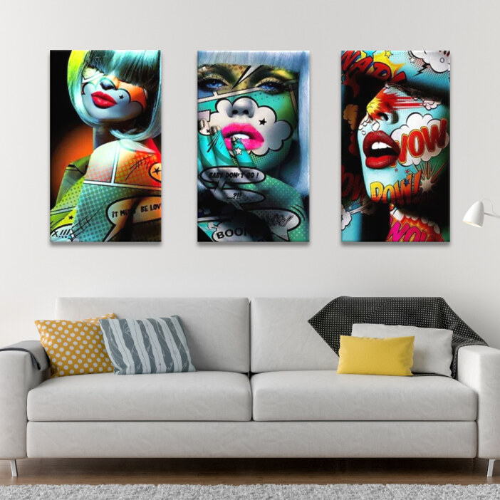 Tableau visage pop art femmes à lunettes affiché sur le mur blanc d'une cuisine avec mur en pierre et table en bois assortie de chaises blanches modernes