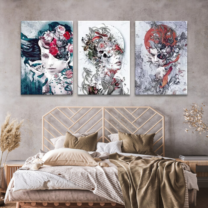 Tableau visage et crâne style gothique Tableau visage et crâne style gothique affiché dans une chambre sur le mur beige au-dessus de la tête de lit en bois clair
