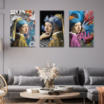 Tableau visage revisité de la jeune fille à la perle accroché dans un salon de style classique aux tons gris avec un grand canapé d'angle et une table basse en bois décorée