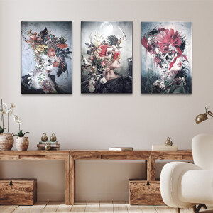 Tableau visage style nature morte gothique accroché au mur blanc d'un séjour avec meuble en bois sombre de style atelier et fauteuil clair