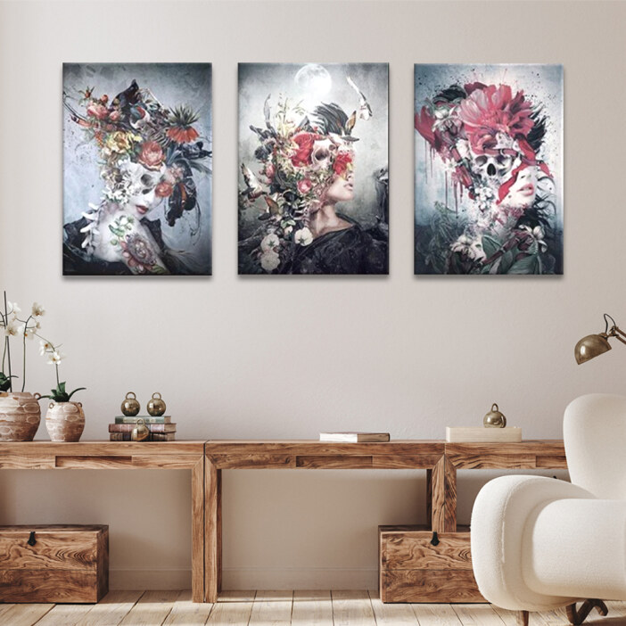Tableau visage style nature morte gothique accroché au mur blanc d'un séjour avec meuble en bois sombre de style atelier et fauteuil clair
