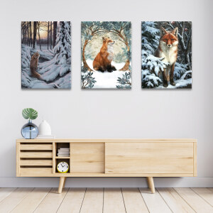 Tableau dessins de renards dans des paysages enneigés accroché dans un séjour au-dessus d'un meuble bas en bois clair avec portes coulissantes