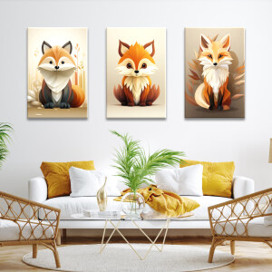 Tableau dessins de renards mignons accroché au mur blanc d'un salon au-dessus d'un canapé blanc avec des coussins jaunes et une table basse en verre décorée d'une plante verte