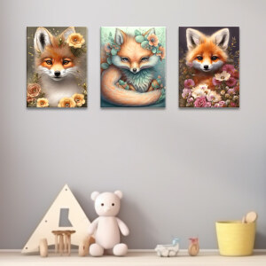 Tableau mignonnes petites renardes accroché au mur gris d'une chambre d'enfants avec des jouets au sol comme un ours en peluche clair