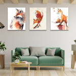 Tableau peintures modernes de renards accroché au mur d'un salon avec poutres en bois clair au plafond et canapé vert et table basse en bois clair ronde