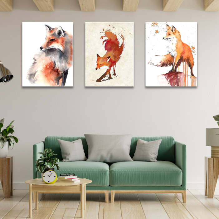 Fonds mockups Tableau peintures modernes de renards accroché au mur d'un salon avec poutres en bois clair au plafond et canapé vert et table basse en bois clair ronde