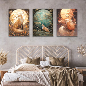 Tableau renards au clair de lune accroché dans une chambre au-dessus d'une tête de lit en rotin et d'une parure dans les tons beiges