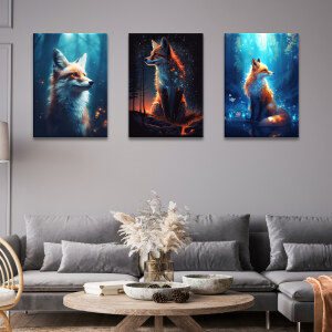 Tableau renards nocturnes accroché au mur gris d'un salon de style classique au-dessus d'un canapé d'angle gris et d'une table basse en bois décorée d'un bouquet de fleurs séchées