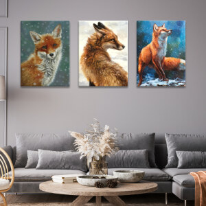 Tableau renards sous les flocons de neige accroché dans un salon classique aux murs et au canapé d'angle gris avec une table basse en bois décorée d'un bouquet de fleurs séchées