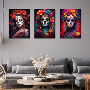 Tableau Mexique Catrinas décorées de fleurs accroché dans un salon classique aux tons gris au-dessus d'un canapé d'angle gris entourant une table basse en bois clair décorée d'un bouquet de fleurs séchées.