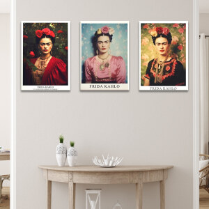 Tableau Mexique Frida Kahlo portraits en couleurs accroché dans un séjour sur un mur beige au-dessus d'une console en demi-lune décorée de vases.