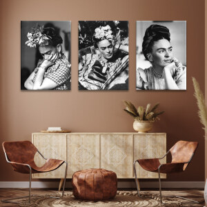Tableau Mexique Frida Kahlo portraits en noir et blanc accroché dans un salon aux tons chauds sur un mur marron au-dessus d'un meuble en bois clair et de deux fauteuils marron en cuir