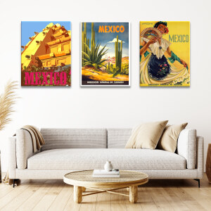 Tableau Mexique affiches vintages tourisme accroché dans un salon au-dessus d'un canapé beige avec coussins beiges et table basse circulaire