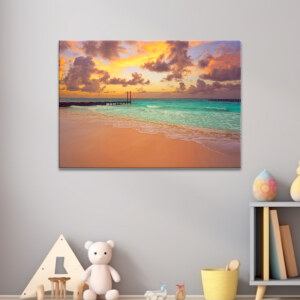 Tableau Mexique coucher de soleil sur la plage Caracol de Cancún accroché sur le mur gris d'une chambre d'enfant au-dessus de jouets etn bois et peluches et d'un meuble bas ouvert