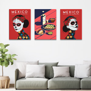 Tableau Mexique culture emblématique sur fond rouge affiché dans un salon au-dessus d'un canapé bas dans les tons gris avec des coussins blancs et une plante verte en pot à côté