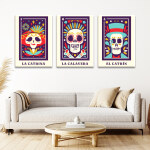 Tableau Mexique dessins design jour des morts accroché dans un salon au parquet clair sur un mur blanc au-dessus d'un canapé beige avec des coussins et une table basse ronde.