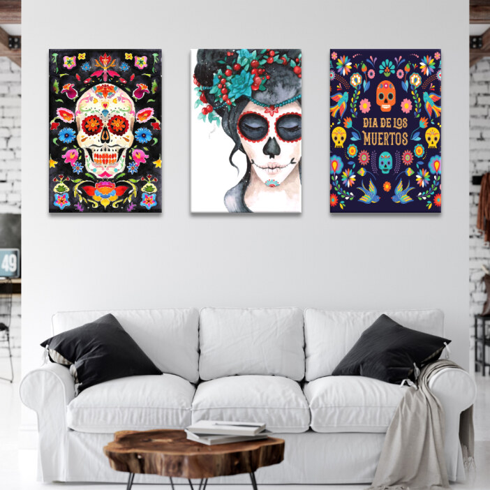 Tableau Mexique jour des morts et Catrina accroché dans un salon au-dessus d'un canapé trois places blanc avec deux coussins sombres et une table basse en rondin de bois brut