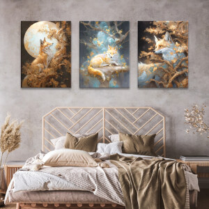 Tableau renard éclairé par la lune accroché dans une chambre sur un mur beige au-dessus d'une tête de lit en rotin moderne