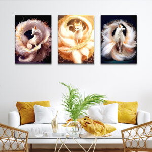 Tableau renard féérique affiché dans un salon lumineux au-dessus d'un canapé blanc et jaune moutarde devant lequel se trouve une table basse avec une plante verte