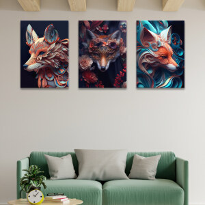 Tableau têtes de renards mystiques accroché au mur d'un salon avec poutres de bois clair au plafond, au-dessus d'un canapé vert et de ses trois coussins gris