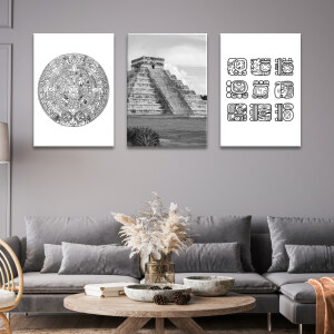 Tableau Mexique Chichén Itzá et art Maya affiché sur le mur gris d'un salon de style classique au-dessus d'un canapé d'angle gris qui encadre une table basse ronde en bois clair décorée d'un bouquet et fleurs séchées.