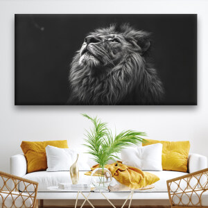 Tableau d'une tête de lion en noir et blanc qui regarde vers le ciel.