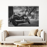 Un tableau de moto en noir et blanc accroché dans un salon beige.