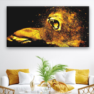 Un tableau représentant un lion tout doré rugissant accroché dans un salon.