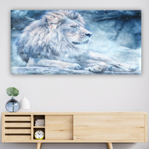 Un tableau représentant un lion entouré de volutes de neiges accroché au-dessus d'un meuble de salon.