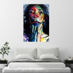 on voit au dessus d'un lit avec des draps gris clair un tableau moderne et coloré de femme